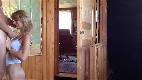 В реальной домашней порнушке худенькая блондинка дала другу раком и получила сперму на грудь